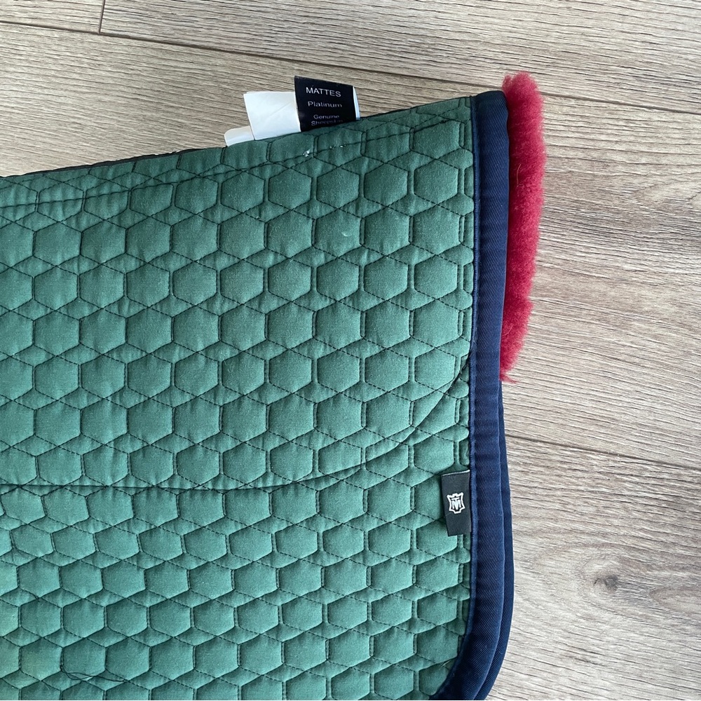 Mattes sheepskin Green Quilted Saddle Pad with burgundy lambskin - Picture 8 of 12
